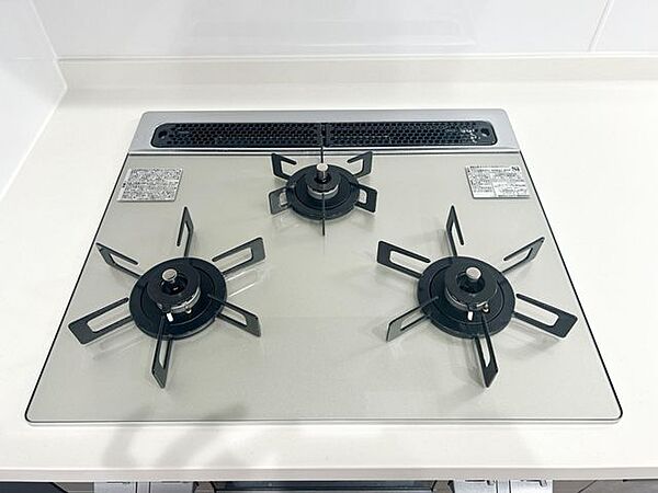 【ガスコンロ】凹凸の少ないトッププレートを採用。油汚れもサッと拭き取れるため、日々の清掃が容易です。