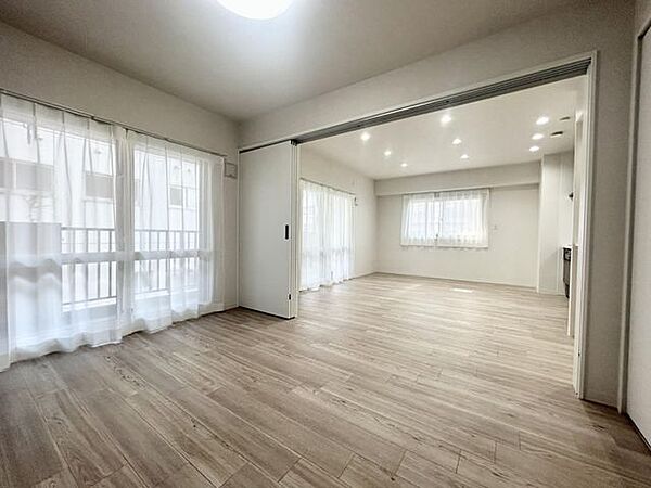 【洋室】ライフスタイルに合わせて、個室としてもリビングの一部としても柔軟に使えます。