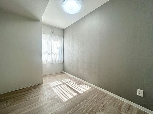【洋室】シックな内装で、寝室や趣味の部屋としても使い勝手の良いプライベート空間です。