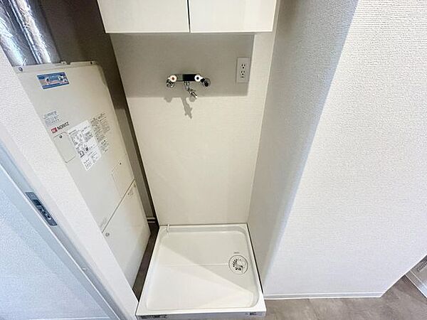【洗濯パン】洗濯機置場の上部には、洗剤やネットなどの備品をスッキリ収納できる吊戸棚を完備。