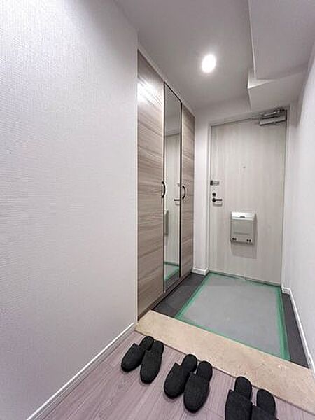 【玄関】お出かけ前の身だしなみチェックに便利な大型の姿見鏡が付いた、トール型下駄箱を完備しています。