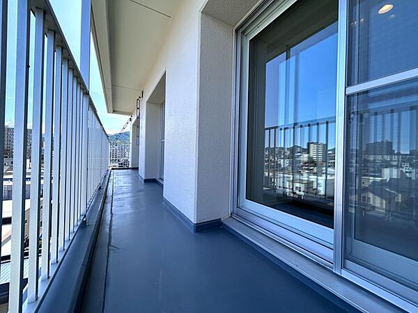 【バルコニー】リビングや洋室に面した、心地よい風が通り抜ける爽快なバルコニー。