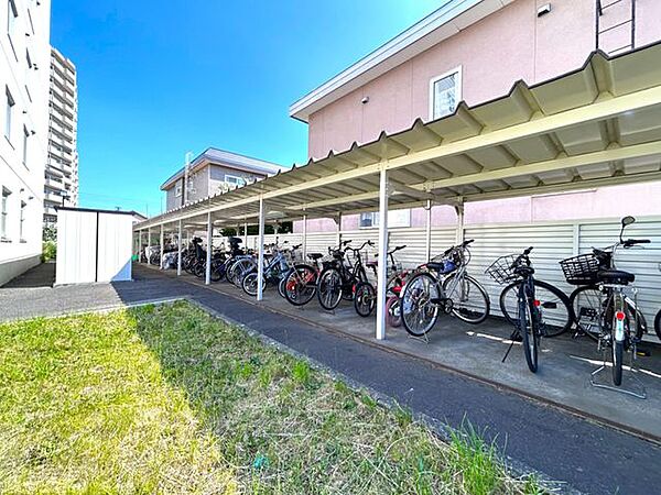 【駐輪場】大切な自転車を雨や雪、直射日光から守ってくれる便利な屋根付きの駐輪場。