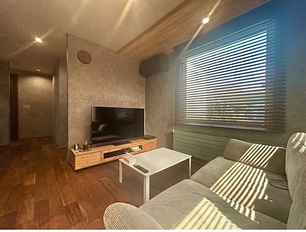 【リビング】写真はCG加工を施しています。木目調の天井やクロスがお洒落なモダン空間です