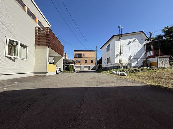 【前面道路】お好きなハウスメーカーで建築可能な123m2。買い物施設も身近に揃う好立地。