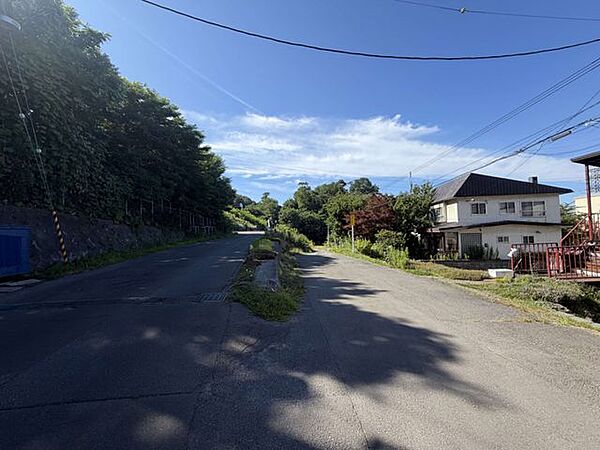 【前面道路】両面道路で陽当り良好な123m2の更地。ICやスーパーも近く生活至便な環境です。