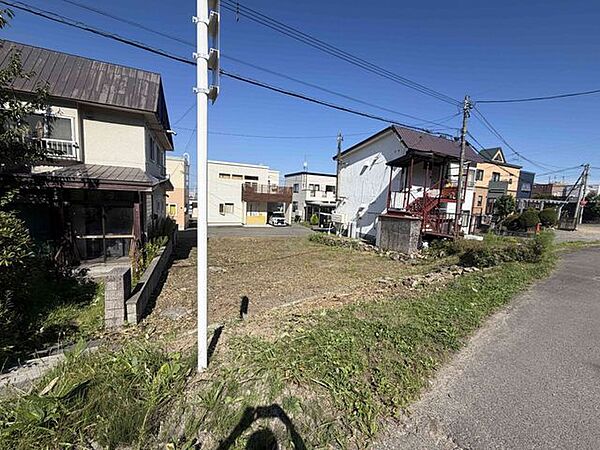 【現地土地写真】土地費用を抑えて建築費に充当可能。解体費不要の更地でこだわりを叶える123m2。