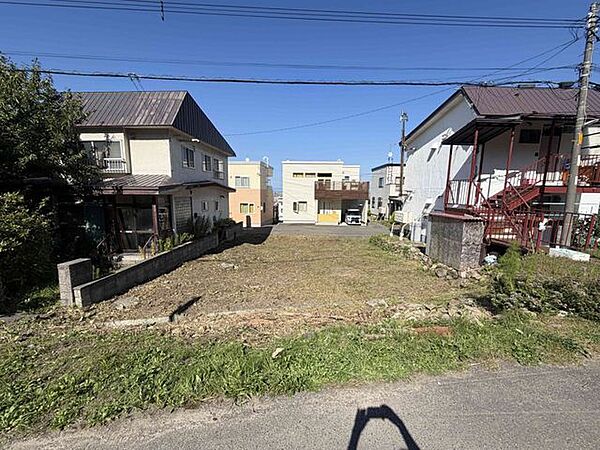 【現地土地写真】インターチェンジ近く車移動が快適。中心部へ直通のバス停もありアクセス良好です。