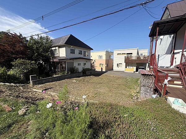【現地土地写真】スーパーやコンビニが徒歩10分以内。生活利便性に優れた123m2の建築条件なし土地。