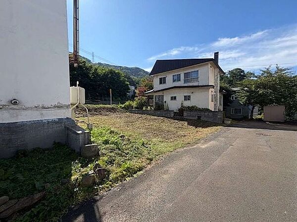 【現地土地写真】解体費用がかからない現況更地。引渡し後は速やかにマイホーム建築が可能です。