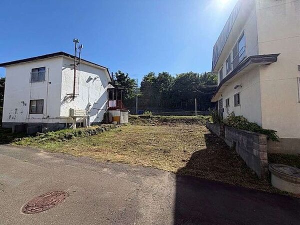 【現地土地写真】前後に建物が隣接しない両面道路の敷地。123m2の更地で自由な設計が可能です。