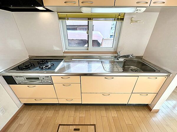 【キッチン】淡いイエローが明るい印象のシステムキッチン