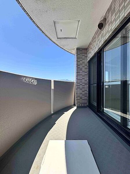 【バルコニー】青空が心地よく広がるバルコニー。