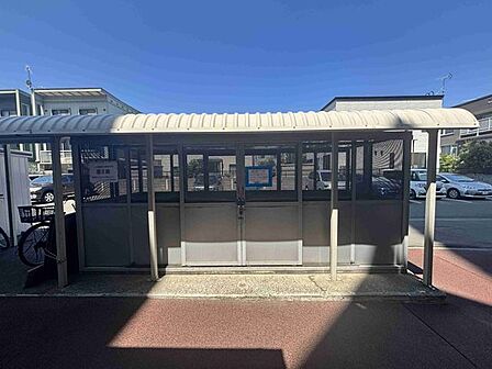 【ゴミステーション】敷地内に頑丈な扉付きのゴミステーションを完備。