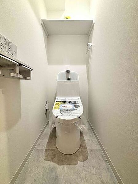 【トイレ】白を基調とした清潔感あふれるスタイリッシュなトイレ空間。