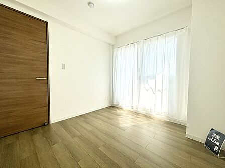 【洋室】あたたかな自然光が差し込む、清潔感のある明るい洋室。