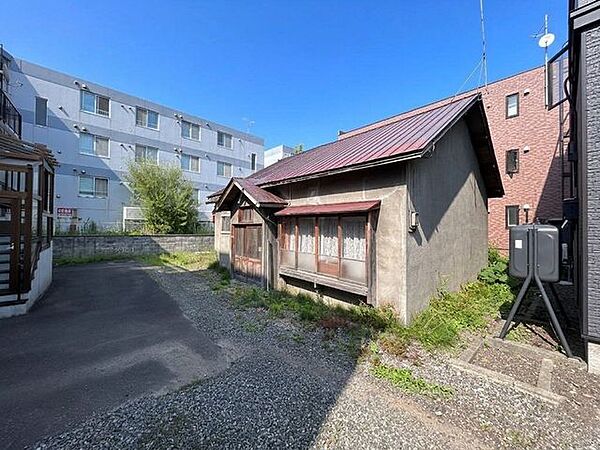 【現地土地写真】間口約14.5mと広く、敷地を有効活用できる売地。
