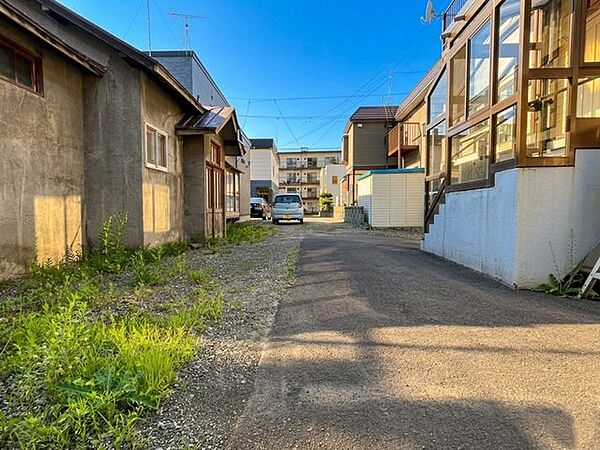 【前面道路】発寒駅まで徒歩12分という便利な立地で、ライフスタイルに合わせた家づくりを。