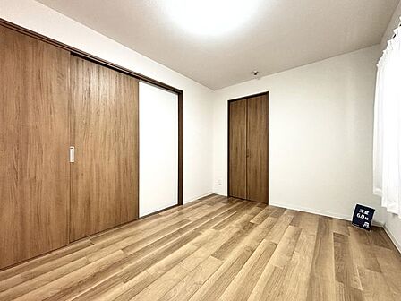 【洋室】明るい木目調のフロアと白い壁紙が調和した、清潔感あふれる洋室。