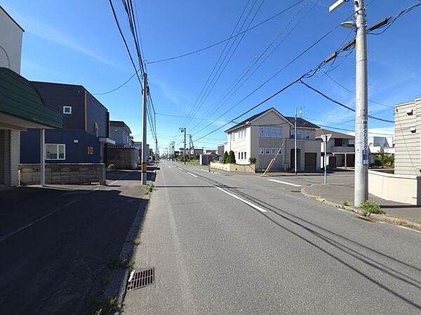 【前面道路】スーパーやドラッグストアも近くに揃い、車がなくても快適に暮らしやすい