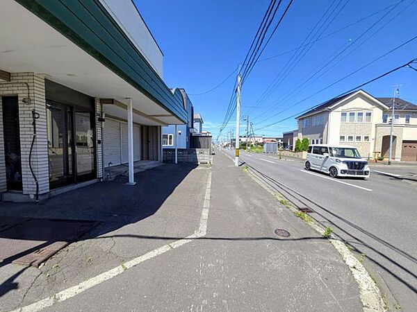 【現地土地写真】前面道路の幅員が8m以上と広々としており、車の出入りや駐車スペースの配置もしやすい