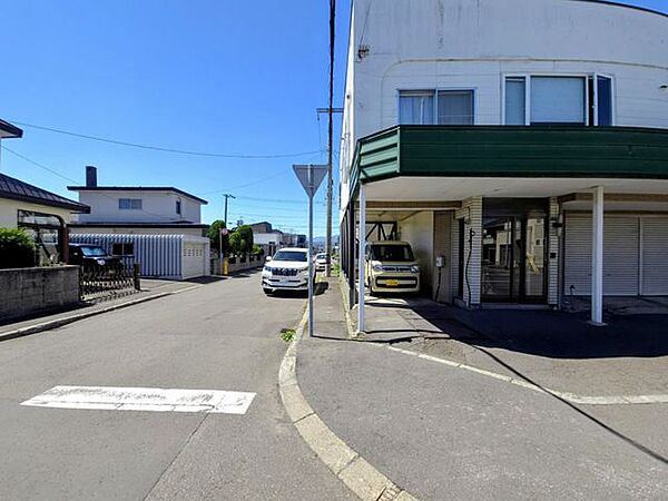 【現地土地写真】郵便局や銀行、内科クリニックが徒歩3分圏内に揃っており、日常生活に必要な施設が身近
