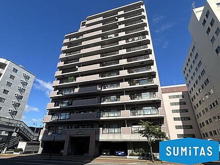 【外観】重厚感漂うシックな外観デザインが目を引く高層マンション!