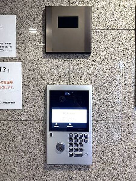 【オートロック】エントランスには防犯性に優れたカメラ付きオートロックを完備！
