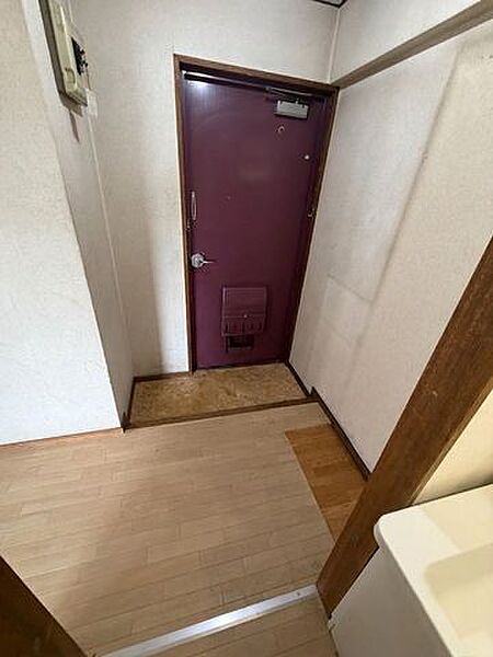 【玄関】レトロなアクセントカラーのドアが目を惹く玄関スペース。