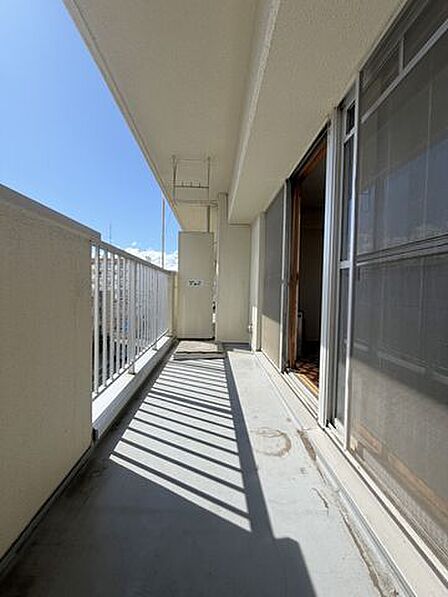 【バルコニー】陽光が心地よく差し込む日当たり良好なバルコニー。