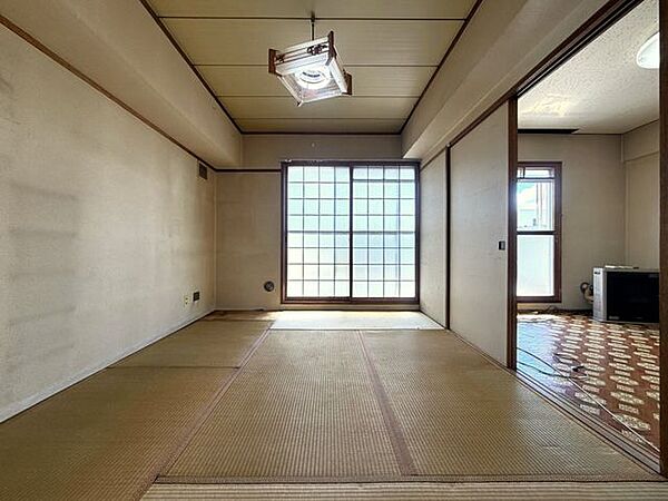 【和室】和風照明や障子窓が味わい深い約6帖の和室。隣室との引き戸を開ければ開放的！