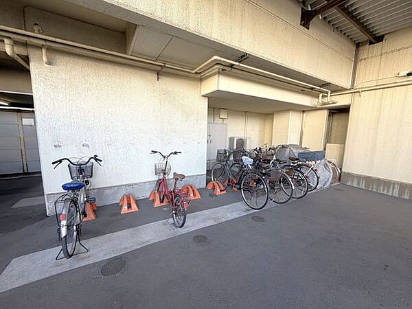 【駐輪場】雨や風から大切な自転車を守れる屋根付き駐輪場。