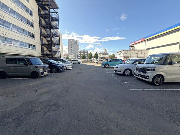 【駐車場】敷地内に広々とした平面駐車場を完備。
