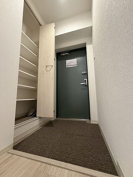 高さ調節ができるトール型シューズボックスを備えた玄関。靴やブーツをすっきり整理可能！