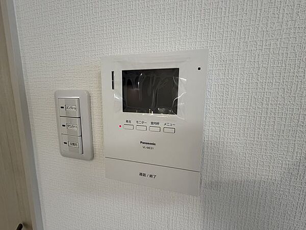 来訪者の顔が確認できて安心なTVモニターホン。姿を見てから対応できるため防犯面も安心です。