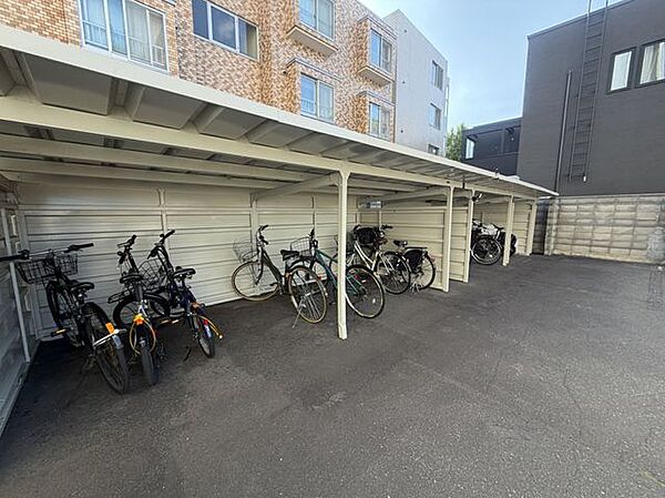 雨や雪から大切な自転車を守れる屋根付き駐輪場。自転車の出し入れもスムーズに行えます。