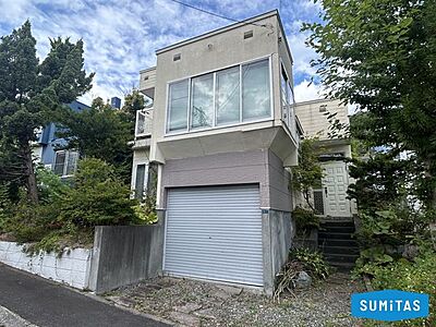 外観：【外観】愛車を守るシャッター車庫を完備したゆったり5LDK。大きな窓が印象的な明るい佇まい