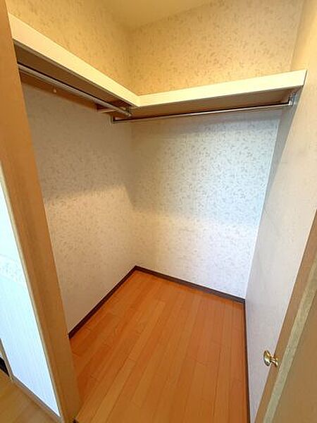 【WIC】服や大きな荷物もすっきり収まるウォークインクローゼット。ハンガーパイプと上部棚を完備
