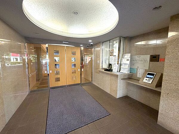 【エントランス】高級感のある石貼りの壁と円形天井が印象的なエントランス。