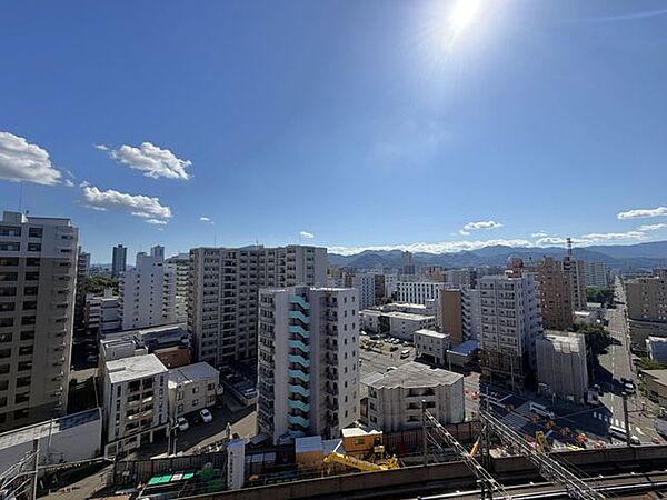 【眺望】青空と遠くの山々を一望できる、開放感あふれる見晴らしの良さが魅力。