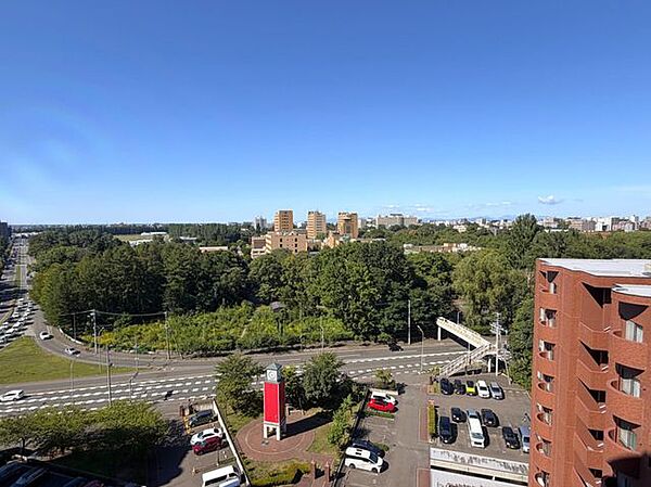 【眺望】北海道大学の広大な緑と青空が一望できる、開放感あふれる眺望。