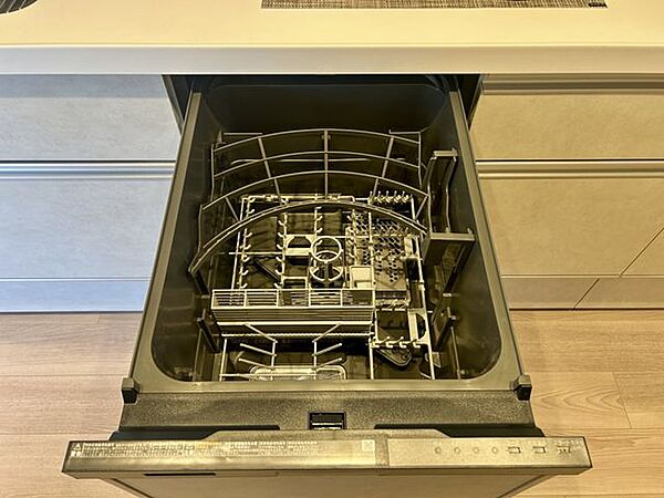 【食洗機】キッチンには食器洗浄乾燥機を備え、食後の片付けをスマートにサポート。