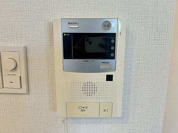 【モニター付インターホン】来訪者を室内から確認できるモニター付インターホンを備えています。