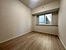室内：【洋室5.1帖真ん中】約5.1帖の洋室は、落ち着いた内装で自分時間を心地よく過ごせる一室。