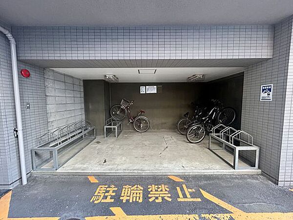 【駐輪場】建物内側に設けられた駐輪スペースは、日常的に自転車を利用する方にうれしい共用設備。