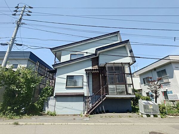 【現地土地】小中学校が徒歩圏内にあるほか、徒歩数分圏内にスーパーやドラッグストア、医療機関が揃う。