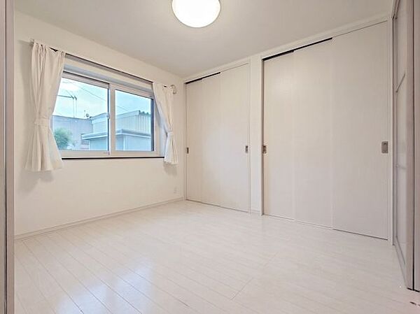 【洋室4】（家具削除しCG加工）明るい採光と清潔感があふれ、使いやすい収納を備えたシンプルな空間。