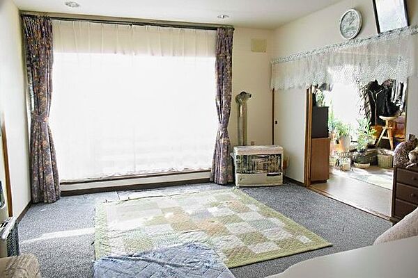 （居住中のため家具削除しCG加工）西向きのリビングは午後から夕方まで日差しを取り込みます。
