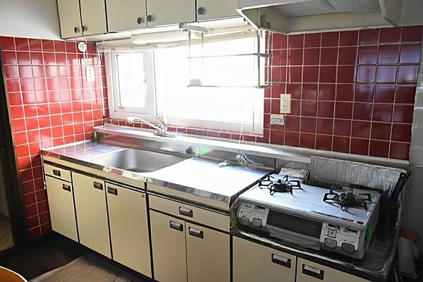 （居住中のため家具削除しCG加工）東向きに窓のあるキッチンは朝から自然光の中で調理ができます。