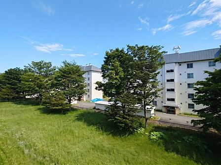 【眺望】美しい緑の山並みを一望できる大パノラマが魅力です。